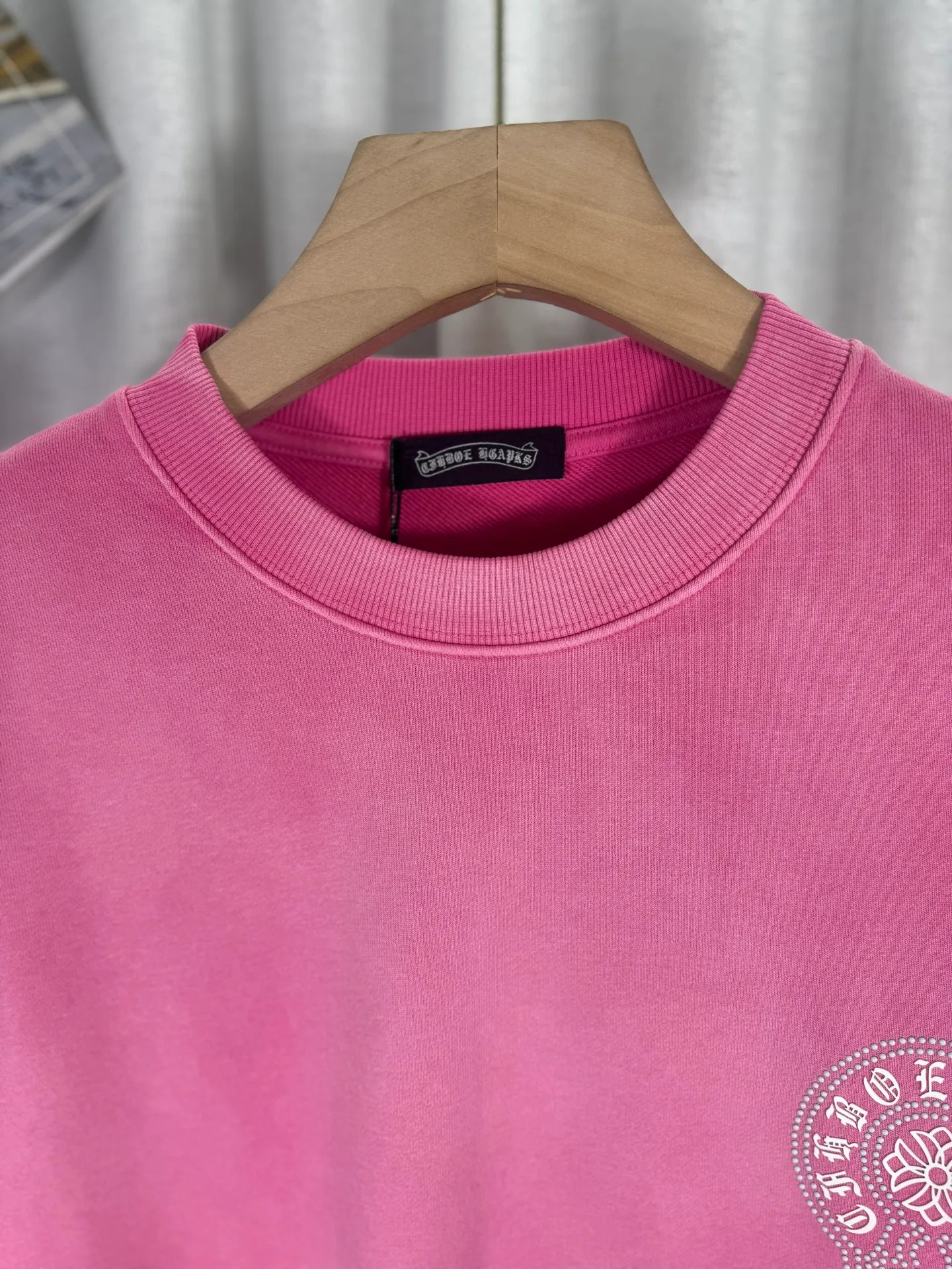 P280 top version, real shot without P, ​​different from market currency) 𝗖𝗵𝗿𝗼𝗺𝗲 𝗛𝗲𝗮𝗿𝘁𝘀/Croxin 2025 Autumn and Winter New Original Single Counter American 3D Rivets and Drill Couple Casual Sweater 👑The highest version! Customized fabric 430g tripe terry fabric! American-style pickled and distressed original fabric, laser-burned flowers, rivets and diamonds, exquisite embroidery of letters! The best-selling model in the counter, very comfortable to wear. Accessories: original molded and authenticated collar label➕100% silk wash label. Genuine purchase-grade original hangtag➕matching hanging rope➕3D hanging beads➕original packaging bag. Craftsmanship: The original version has consistent wiring! The highest version of the armhole matching technique! Color: Pink Black Green Purple Size: S M L XL Style Number: 25-363